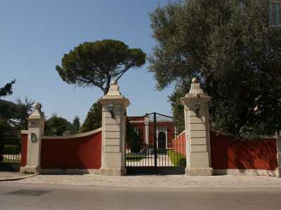 Foto 2. Ecco subito sulla destra la prima costruzione: � piccola ma suggestiva ed � oggi sede di un bed&breakfast 
